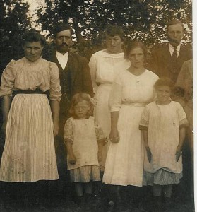  min svigermor Erna Victoria Frangelev Andersen med sin Far Anders Frangelev Andersen og Anna Andersen og storsøster Marie Pouline Andersen.