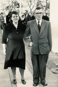 Knud og Elisabeth Larsen Store Vildmose fotograferet i Ajstrup Kirke 1965, man kan lige ane Brudepar i baggrunden (Datter og Svigersøn)